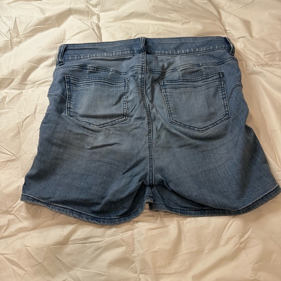 torrid Light Wash Panel Seam Denim Shorts - Picture 3 of 4